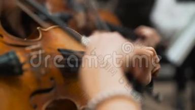 交响音乐会，一个人演奏大提琴，手拢